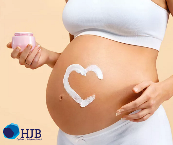 Mujer embarazada con crema humectante